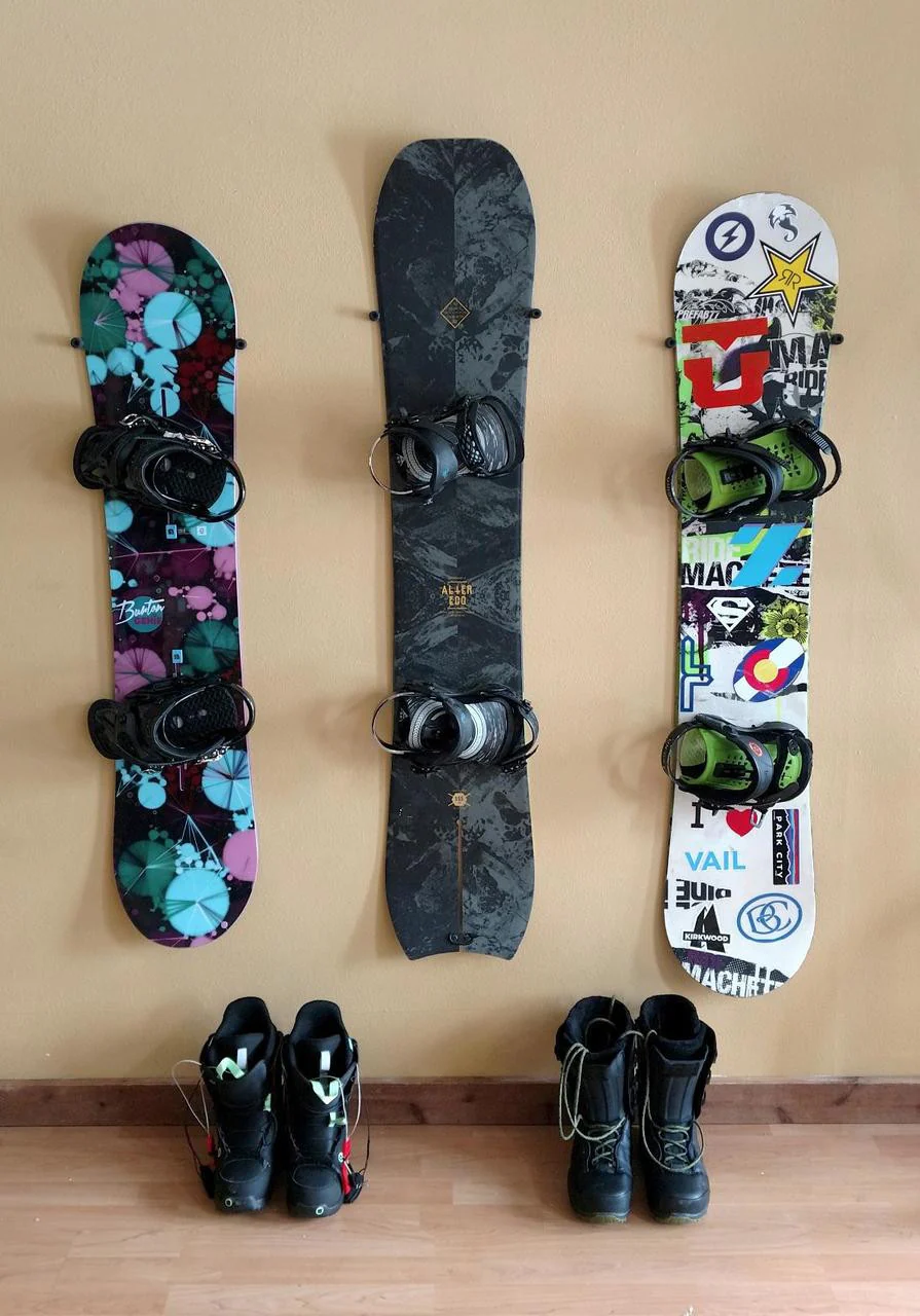The Cinch Snowboard Display | Floating Rack | 2 Boards - Image 9
